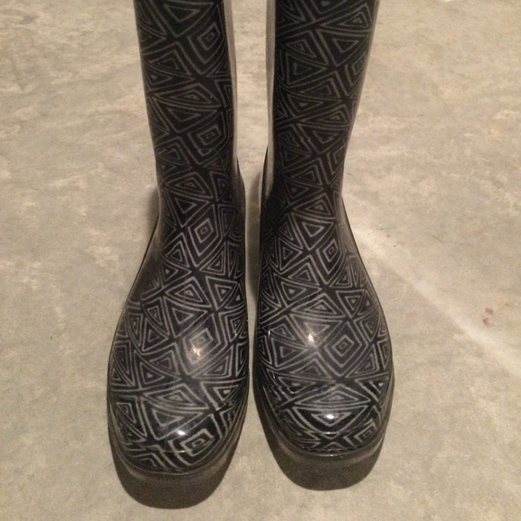 TOMS Women's Tribal Print Cabrillo Rain Boot - Picture 7 of 7